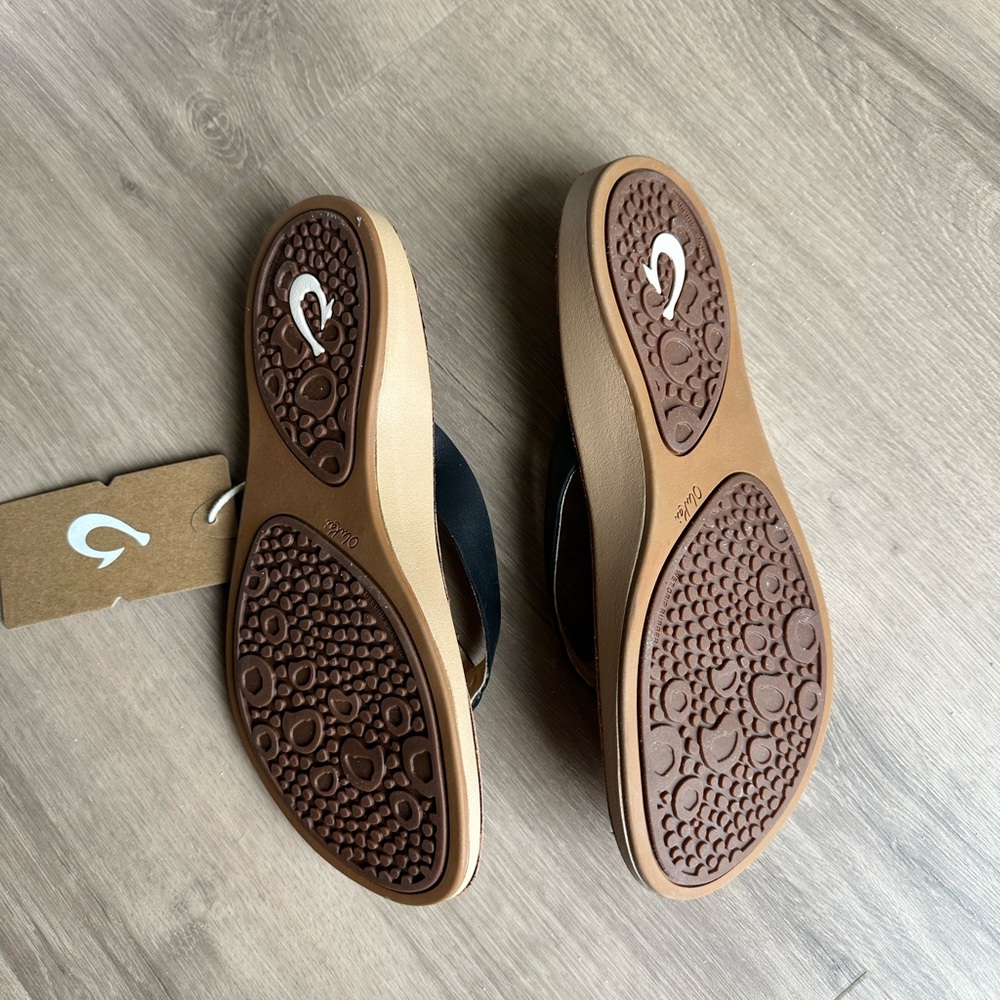 NEW! OluKai Women's Black and Tan Sandals Flip Flops - size 7w - Picture 5 of 8
